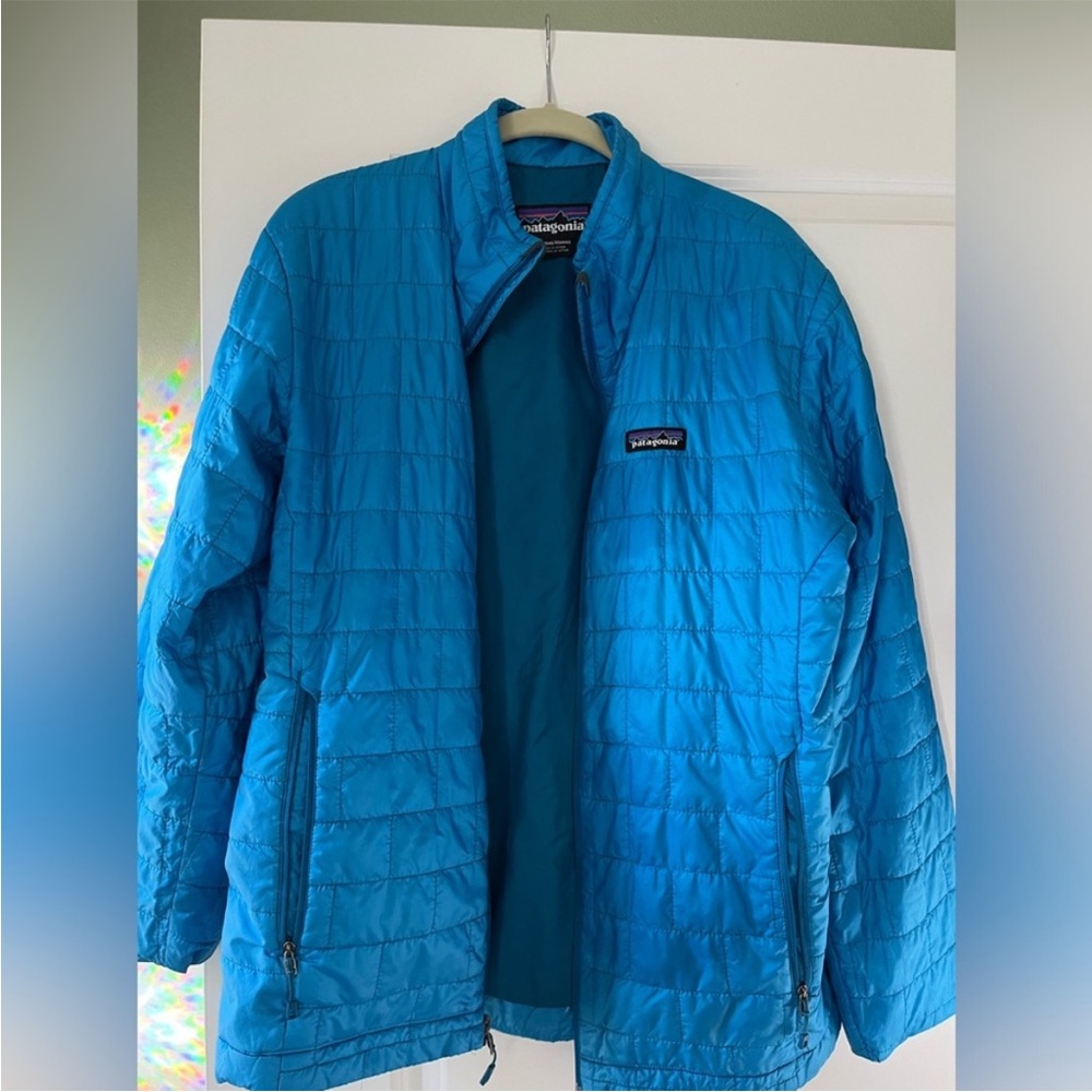 Men’s medium Patagonia lightweight jacket.